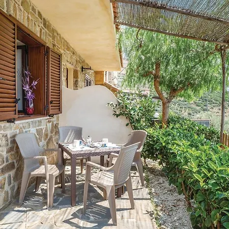 2 Bedroom Beautiful In S, M, Di Holiday home *